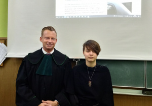 adwokat dr Mariusz Olężałek wraz z uczennicą kl. 1Sa Mają Bartczak